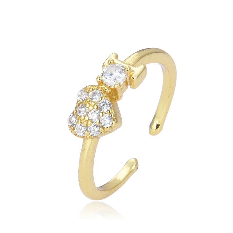 Minimalist heart ring in gold and silver with broken heart design, adjustable and adorned with crystals. Ideal for women’s fashion jewelry.