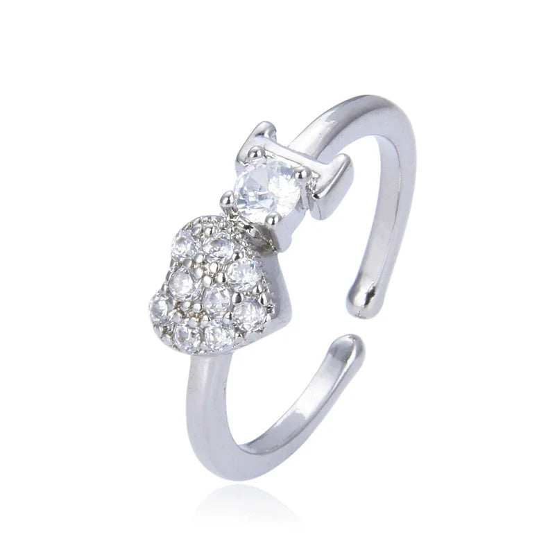 Minimalist heart ring in gold and silver with broken heart design, adjustable and adorned with crystals. Ideal for women’s fashion jewelry.