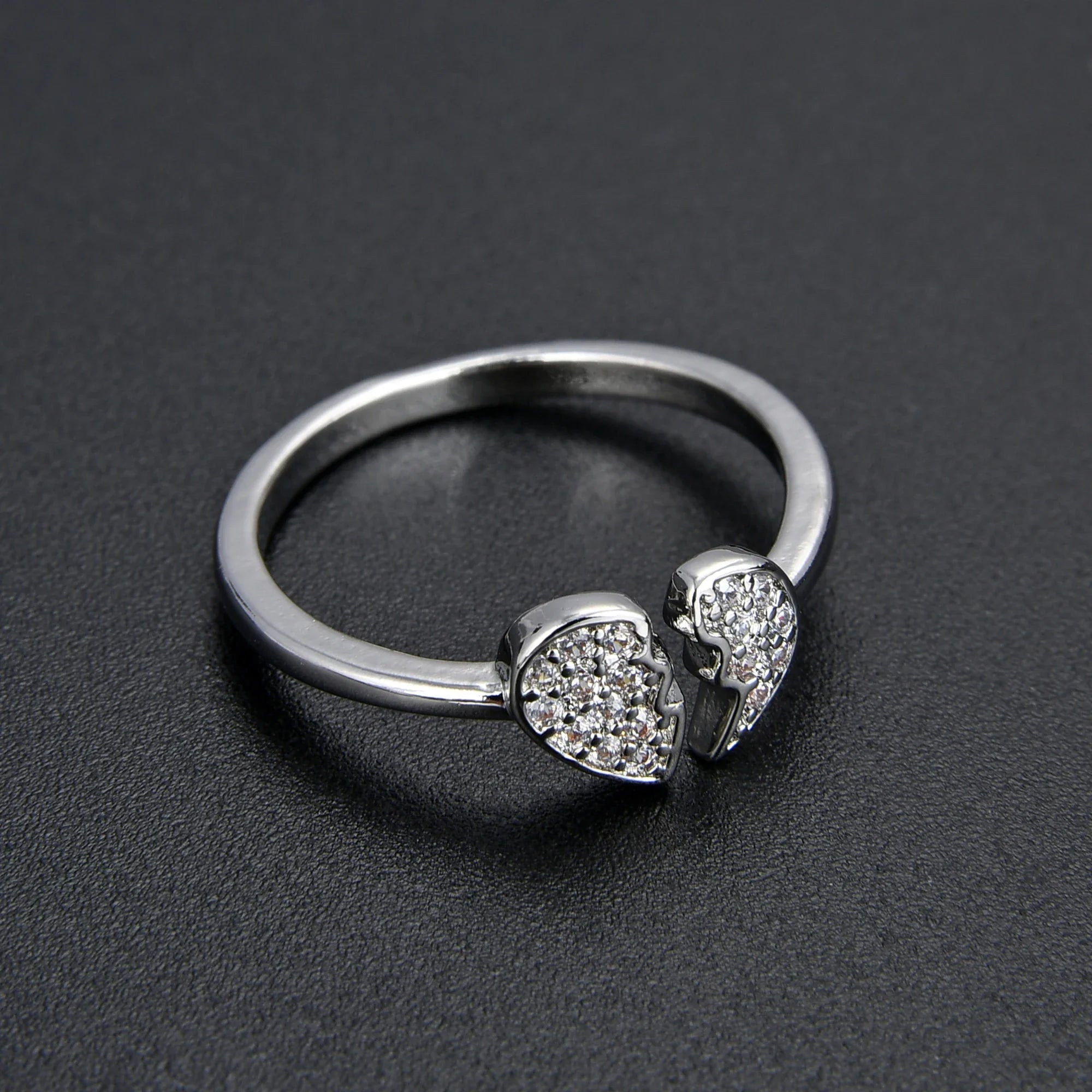 Minimalist heart ring in gold and silver with broken heart design, adjustable and adorned with crystals. Ideal for women’s fashion jewelry.