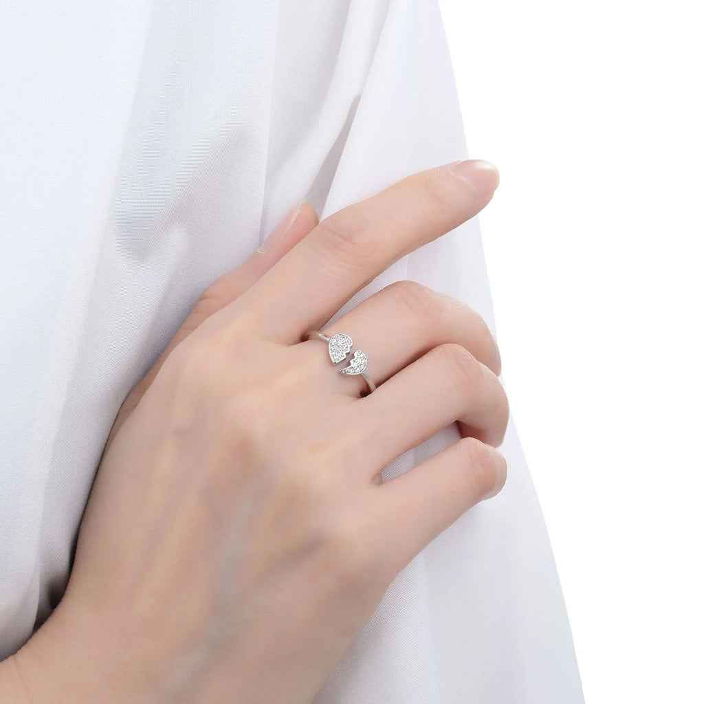 Minimalist heart ring in gold and silver with broken heart design, adjustable and adorned with crystals. Ideal for women’s fashion jewelry.