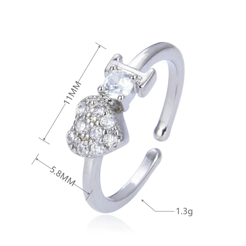 Minimalist heart ring in gold and silver with broken heart design, adjustable and adorned with crystals. Ideal for women’s fashion jewelry.