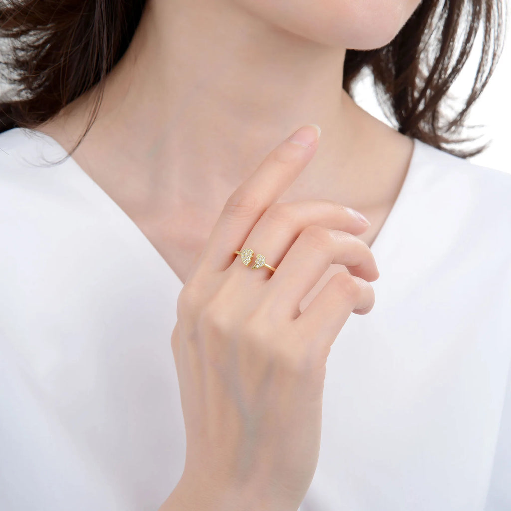 Minimalist heart ring in gold and silver with broken heart design, adjustable and adorned with crystals. Ideal for women’s fashion jewelry.