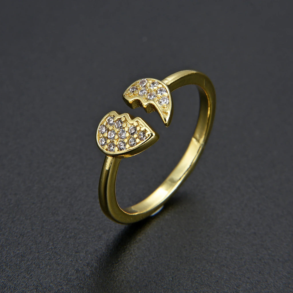 Minimalist heart ring in gold and silver with broken heart design, adjustable and adorned with crystals. Ideal for women’s fashion jewelry.