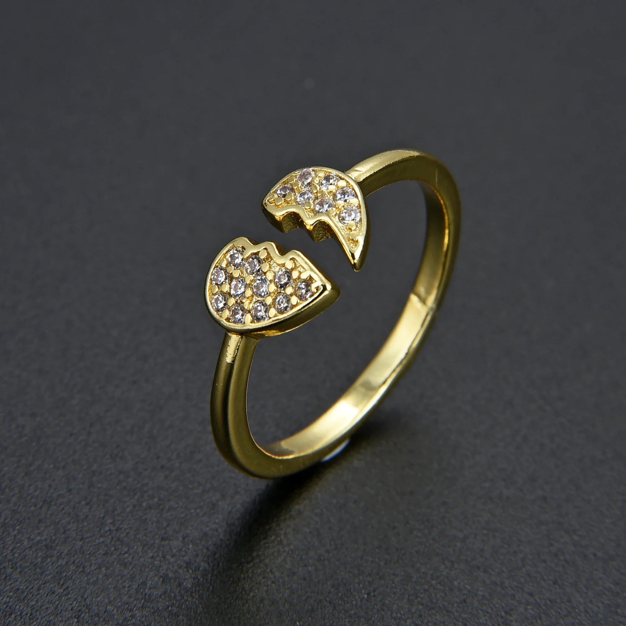 Minimalist heart ring in gold and silver with broken heart design, adjustable and adorned with crystals. Ideal for women’s fashion jewelry.