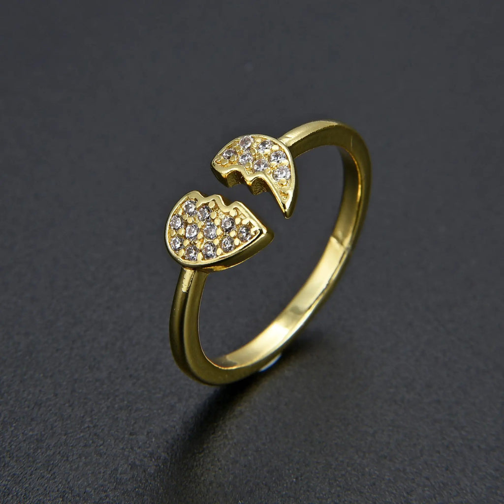 Minimalist heart ring in gold and silver with broken heart design, adjustable and adorned with crystals. Ideal for women’s fashion jewelry.