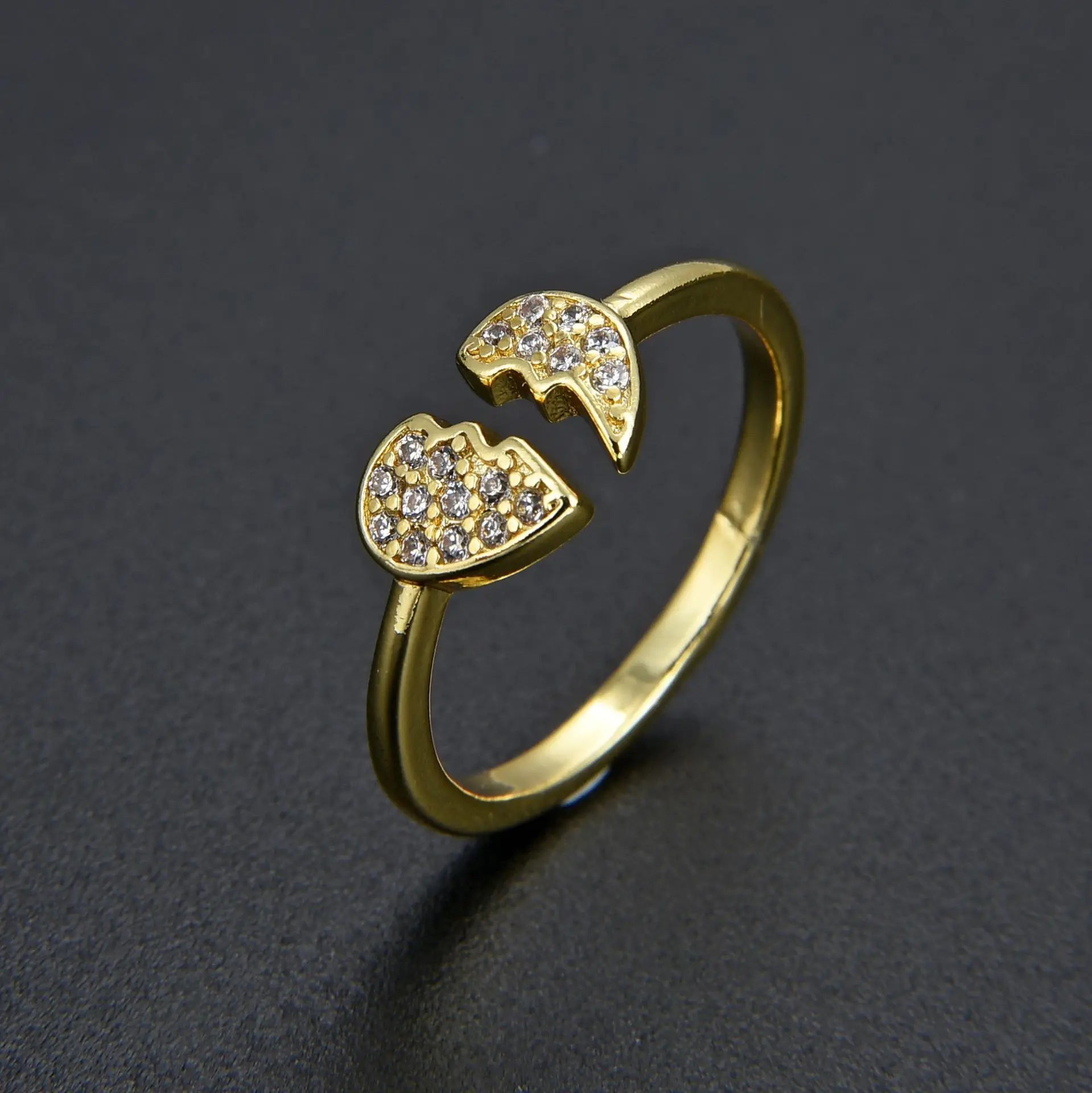 Minimalist heart ring in gold and silver with broken heart design, adjustable and adorned with crystals. Ideal for women’s fashion jewelry.