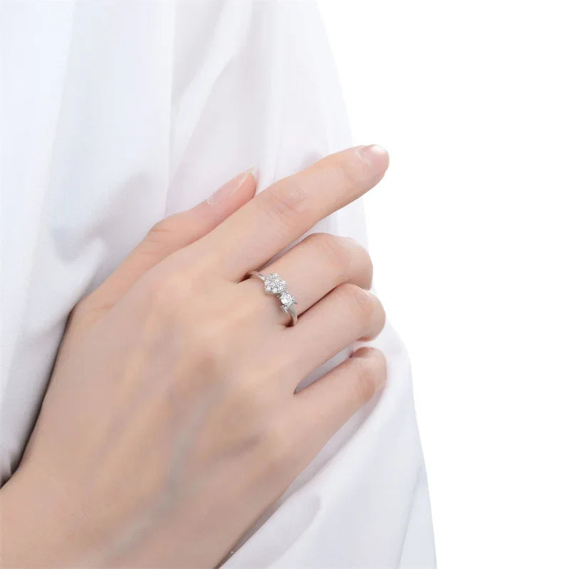 Minimalist heart ring in gold and silver with broken heart design, adjustable and adorned with crystals. Ideal for women’s fashion jewelry.