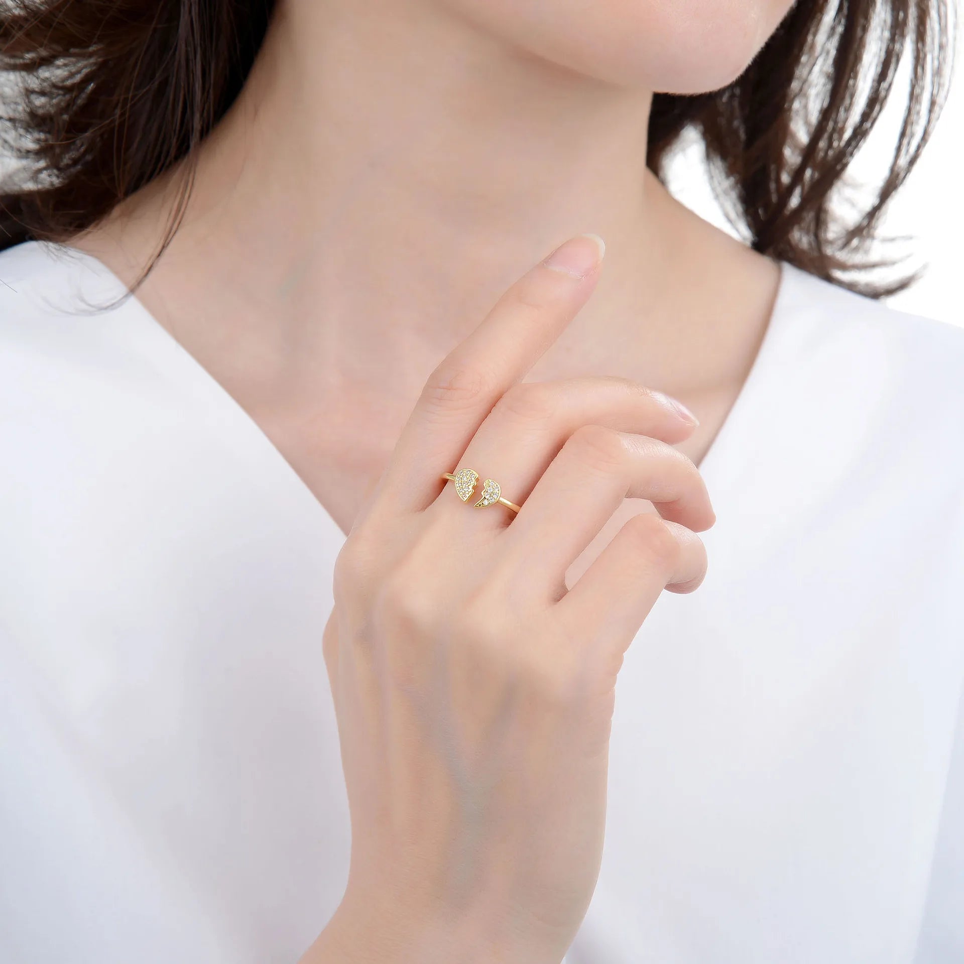 Minimalist heart ring in gold and silver with broken heart design, adjustable and adorned with crystals. Ideal for women’s fashion jewelry.