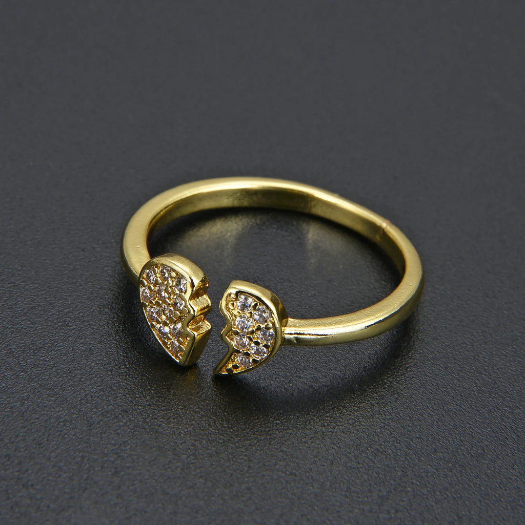 Minimalist heart ring in gold and silver with broken heart design, adjustable and adorned with crystals. Ideal for women’s fashion jewelry.