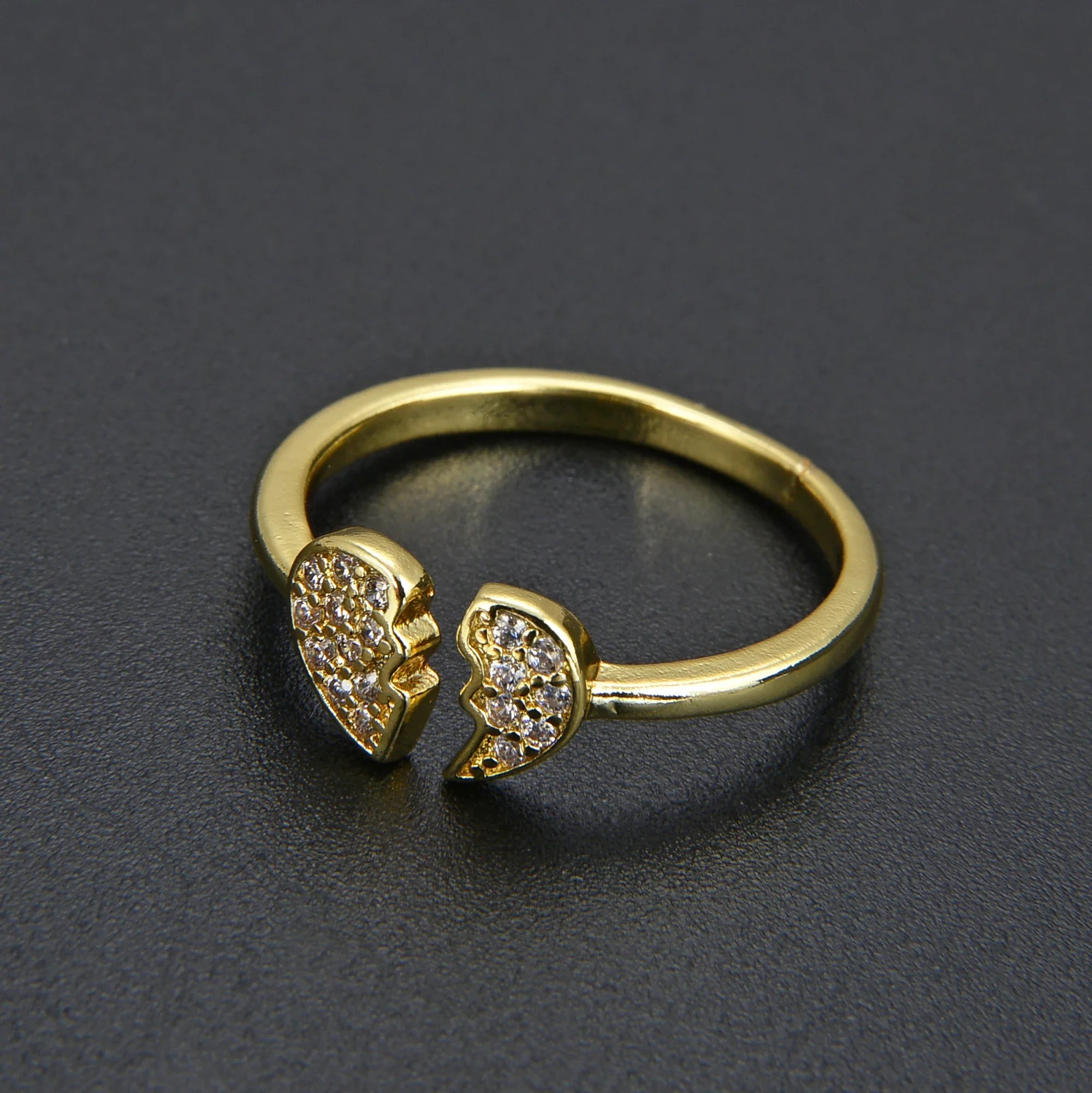 Minimalist heart ring in gold and silver with broken heart design, adjustable and adorned with crystals. Ideal for women’s fashion jewelry.