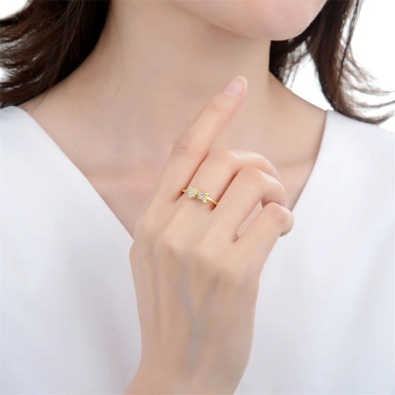 Minimalist heart ring in gold and silver with broken heart design, adjustable and adorned with crystals. Ideal for women’s fashion jewelry.